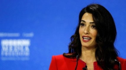 Женственный официальный стиль: Амаль Клуни поразила выходом на Генассамблее ООН (Фото)