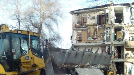 В Чернигове спасатели продолжают разгребать завалы общежития