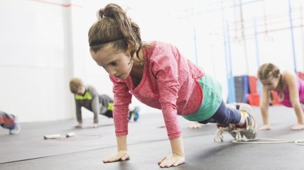 Школьная физ-ра VS фитнес-тренировки: что делать, чтобы ребенок полюбил спорт
