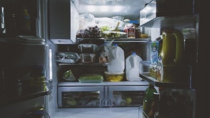 Как убрать неприятный запах в холодильнике