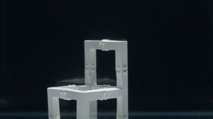 Специалисты показали уникальное изобретение - самособирающийся стул