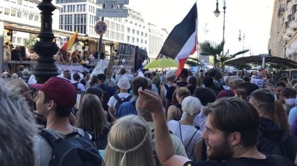 Тысячи конспирологов вышли протестовать против карантина в Берлине