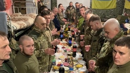 Седьмой год на войне: бойцы показали, как встречали новый год на передовой на Донбассе (фото)