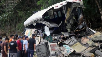 На востоке Гватемалы грузовик влетел в автобус с пассажирами: много погибших 