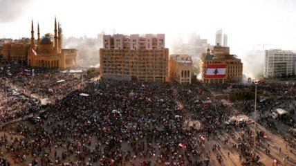 Протесты в Бейруте: демонстранты ворвались в здания четырех министерств и сожгли портреты президента (Видео)