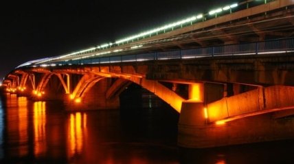 В ГАИ объяснили, почему был перекрыт мост метро в Киеве
