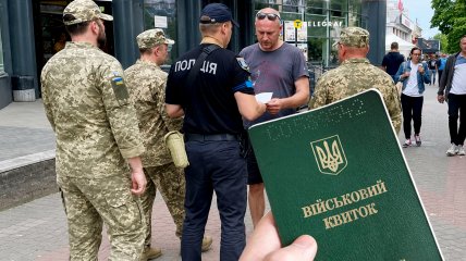 Як діяти, якщо не випускають з приміщення ТЦК