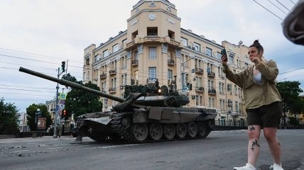 Вулиці в росії заповнені військовою технікою