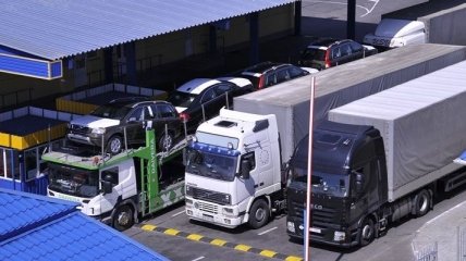 Более 400 грузовиков - в пробке на границе с Россией 