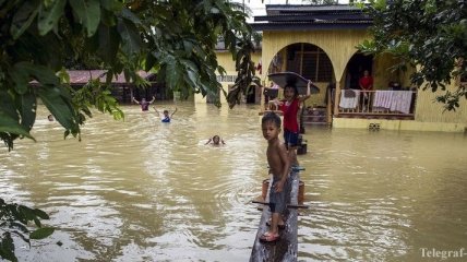 Сильнейшее наводнение в Малайзии парализовало связь между городами