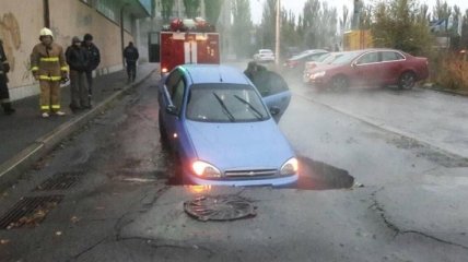 В Киеве авто провалилось под асфальт  
