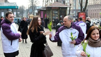 Украинские женщины получили цветы от Медведчука