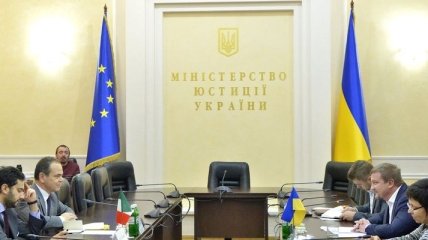 Минюст прокомментировал предложение о принятии мигрантов для безвиза