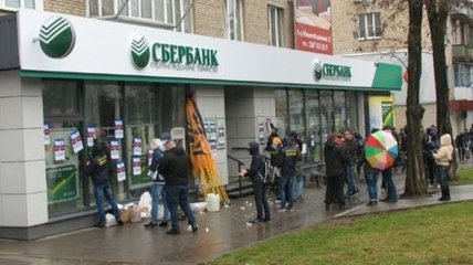 "Национальный корпус" временно прекратит блокаду банков РФ в Украине