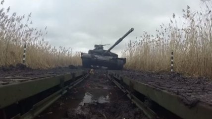 Тренировки танкистов в зоне проведения АТО (Видео)