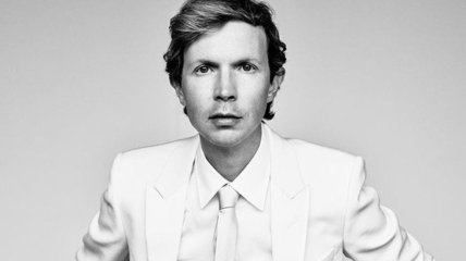 Beck выпустил мечтательный трек из предстоящего альбома "Hyperspace" (Видео)