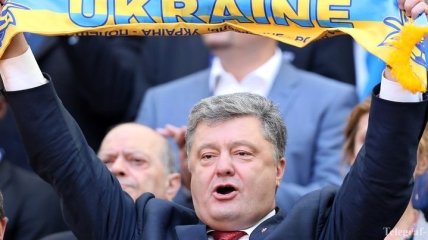 Как Порошенко поддерживает украинскую сборную на матче с Польшей