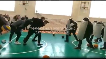 В России школьники под присмотром силовиков "играли" в ОМОНовцев и протестующих (видео)