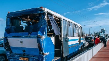 В Днепре на Новом мосту столкнулись два автобуса и легковушка: три человека в больнице (видео)