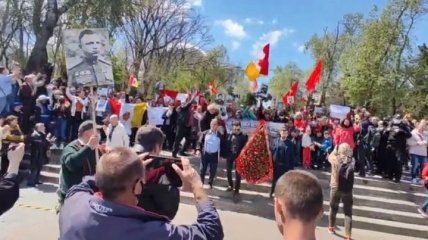 "Русский город": 9 мая в Одессе провокатор ударил копа палкой с портретом (видео)