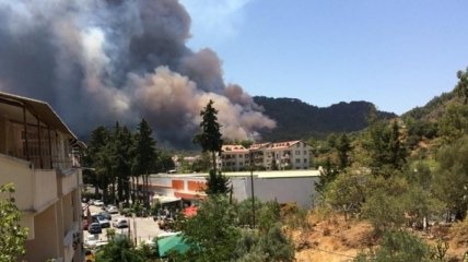 Масштабные пожары охватили еще один курорт Турции: в МИД рассказали об эвакуации украинцев (видео)