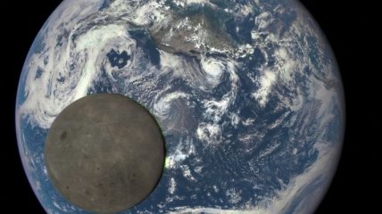 NASA показало снимки Луны на фоне Земли