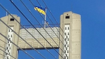 В Киеве мужчина залез на вершину моста, а слезть не смог