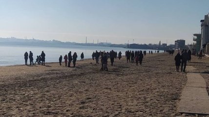 "Спасибо локдауну": в сети показали забитый пляж одесской Лузановки (фото, видео)