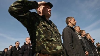  Янукович назвал армию школой мужества