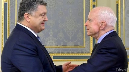 Украина потеряла друга: Порошенко выразил соболезнования семье Маккейна
