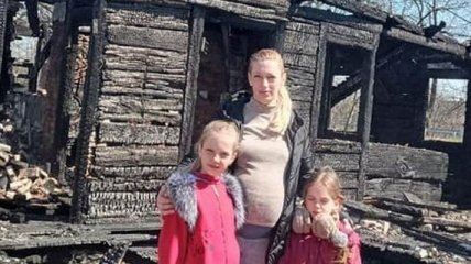 На Житомирщине женщина хотела вернуться в отремонтированный дом после родов с тремя дочками, но тот загадочно сгорел