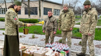 Освячення великодніх продуктів капеланом