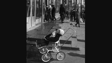Ребенок у магазина во времена Советского Союза