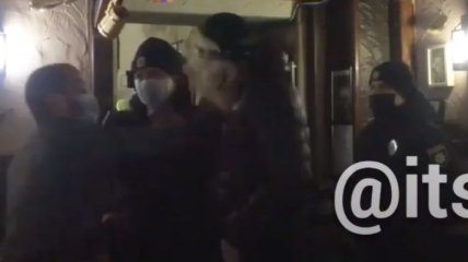 Владелец кафе отомстил активисту, сообщившему о нарушении карантина выходного дня (видео)