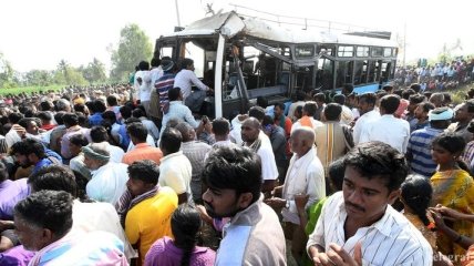 В Индии автобус упал в канал, среди погибших есть много детей