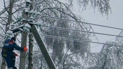Из-за сильных снегопадов в 13 областях Украины люди остались без света