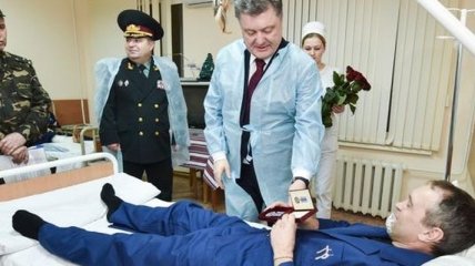 Порошенко наградил бойцов за бои под Дебальцево и Углегорском