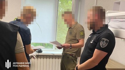 Приставив пістолет до живота: на Черкащині п'яний начальник колонії погрожував співробітнику СТО (фото)