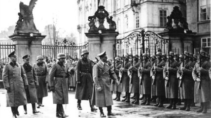 Канцлер Германии Адольф Гитлер принимает парад частей вермахта вблизи Пражского Града. 16 марта 1939 года