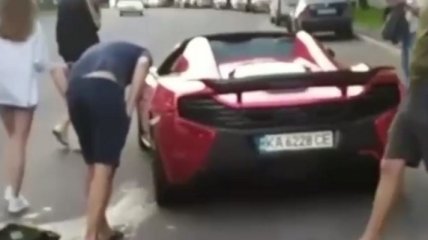 В нелепой аварии на окраине Киева разбили элитное авто (видео момента)