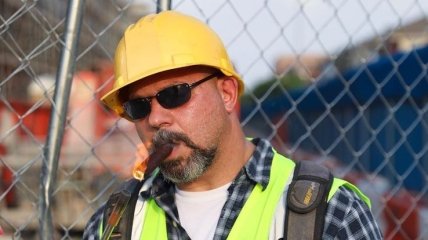 Просто строитель: мужчина публикует фото из своей "необычной жизни"