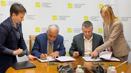 Сергій Марченко підписує угоду