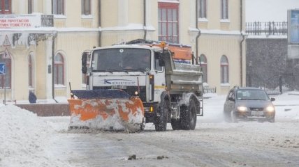 В ГСЧС сообщили, сколько единиц техники расчищают дороги от снега