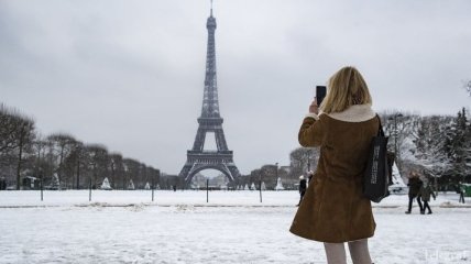 В Париже закрыли Эйфелеву башню, чтобы очистить от снега