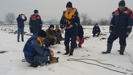 Спасатели взрывают лед на реках Закарпатья (Видео)