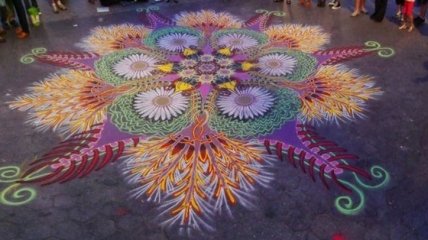 Рисунки цветным песком на асфальте (Фото)