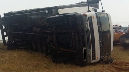 В Херсонской области из-за сильного ветра перевернулся грузовик