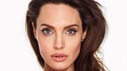 Анджелину Джоли застали за необычным занятием