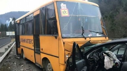 Во Львовской области школьный автобус попал в ДТП, есть пострадавшие 