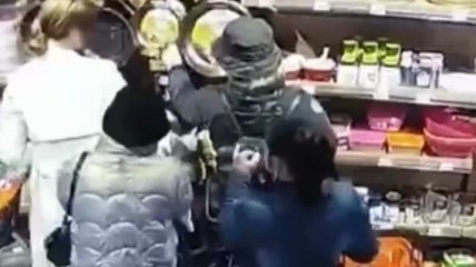 Банды воровок не дремлют: новое преступление в магазине попало на видео